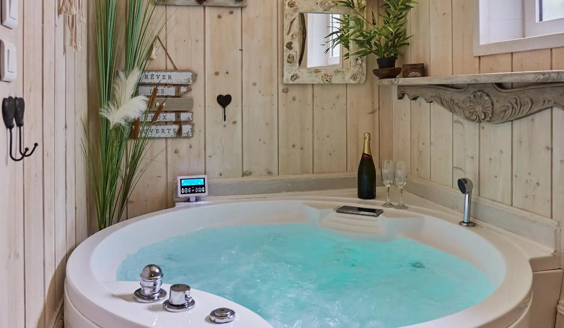 Appart Aix Sauna Jacuzzi Balneo Spa Privatifs Hyper Centre Historique Cour Interieur contacts
