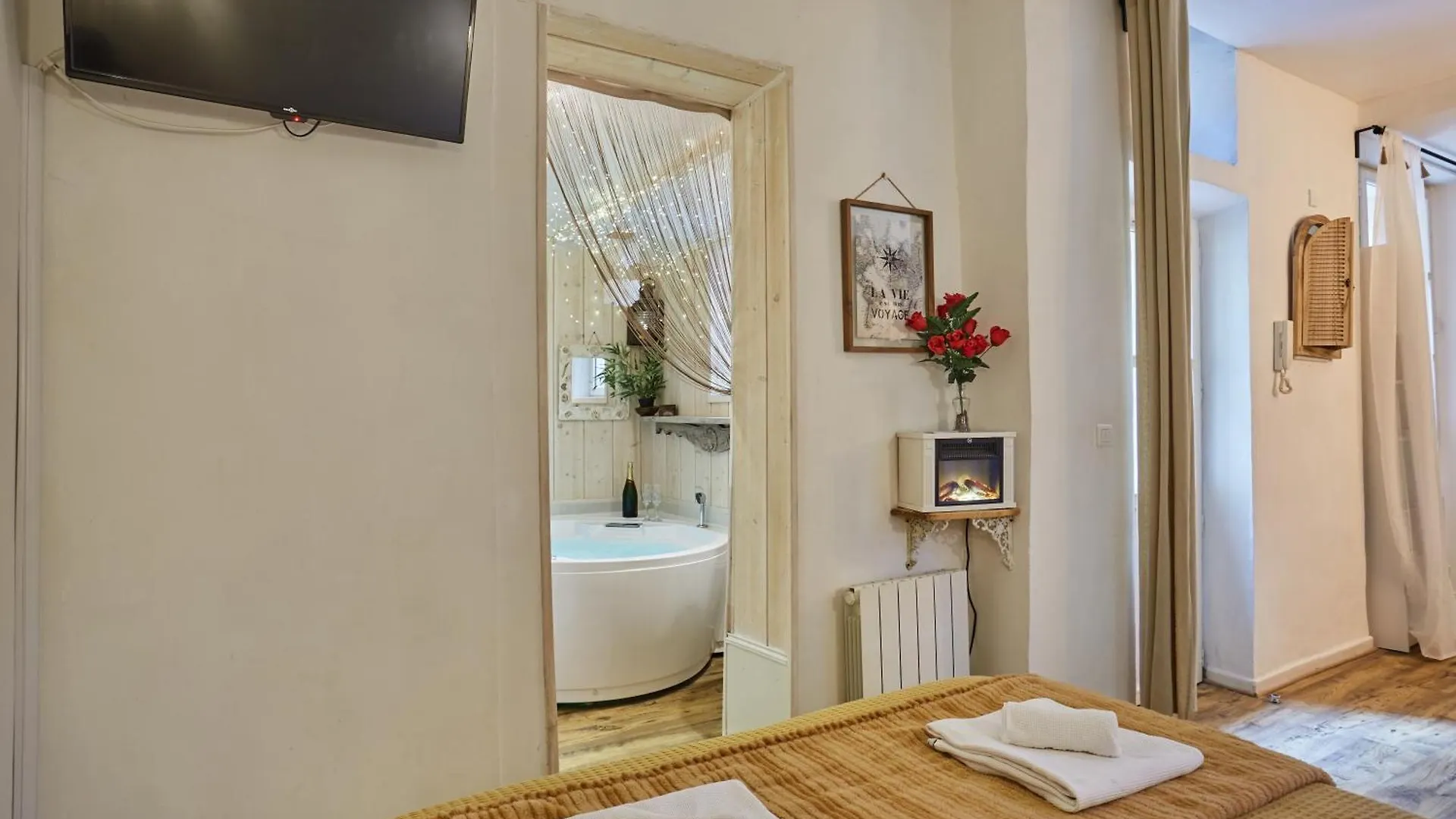 Appart Aix Sauna Jacuzzi Balneo Spa Privatifs Hyper Centre Historique Cour Interieur Aix-en-Provence