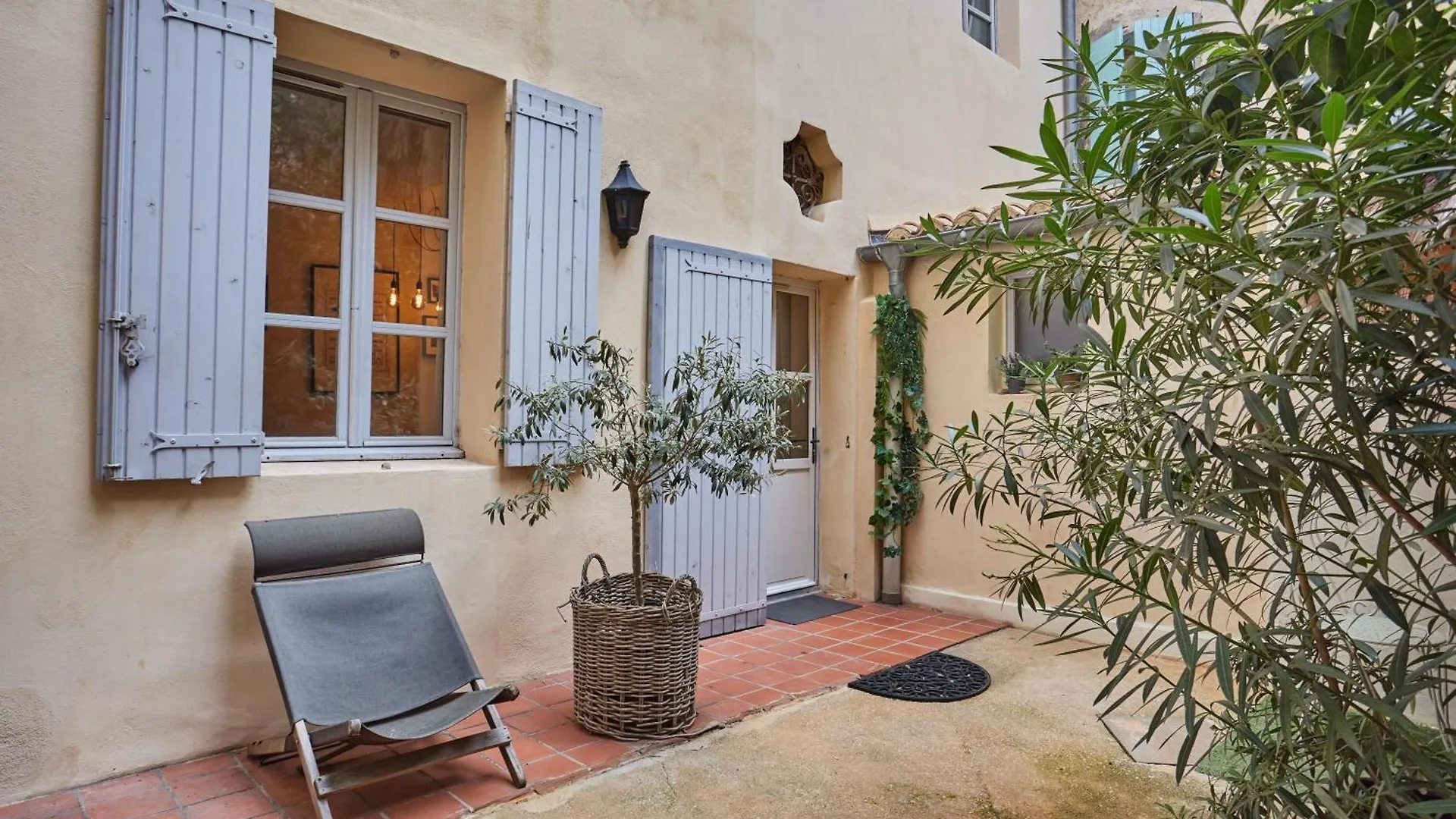 Apartment Appart Aix Sauna Jacuzzi Balneo Spa Privatifs Hyper Centre Historique Cour Interieur Aix-en-Provence France