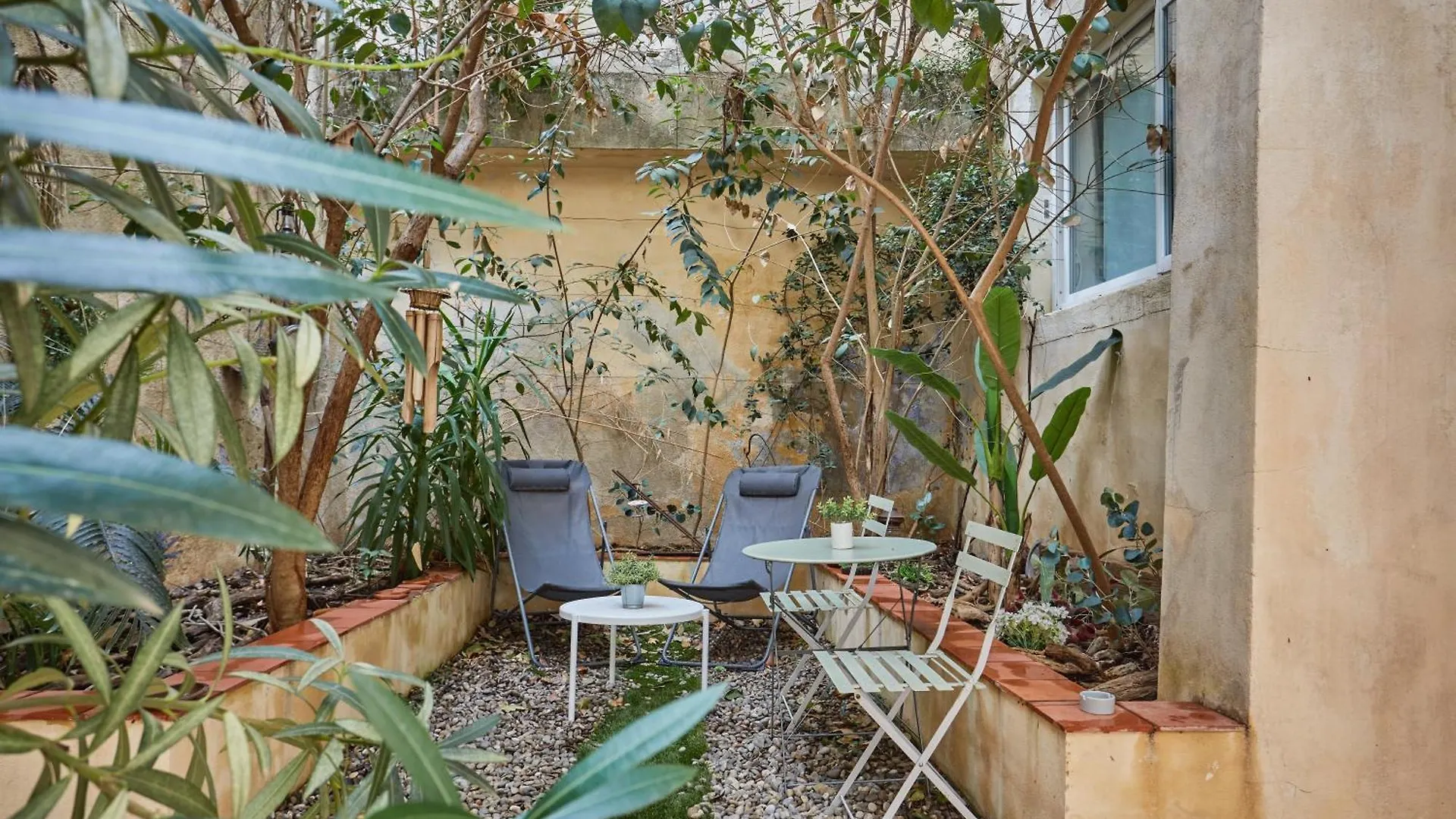 Appart Aix Sauna Jacuzzi Balneo Spa Privatifs Hyper Centre Historique Cour Interieur Aix-en-Provence Apartment