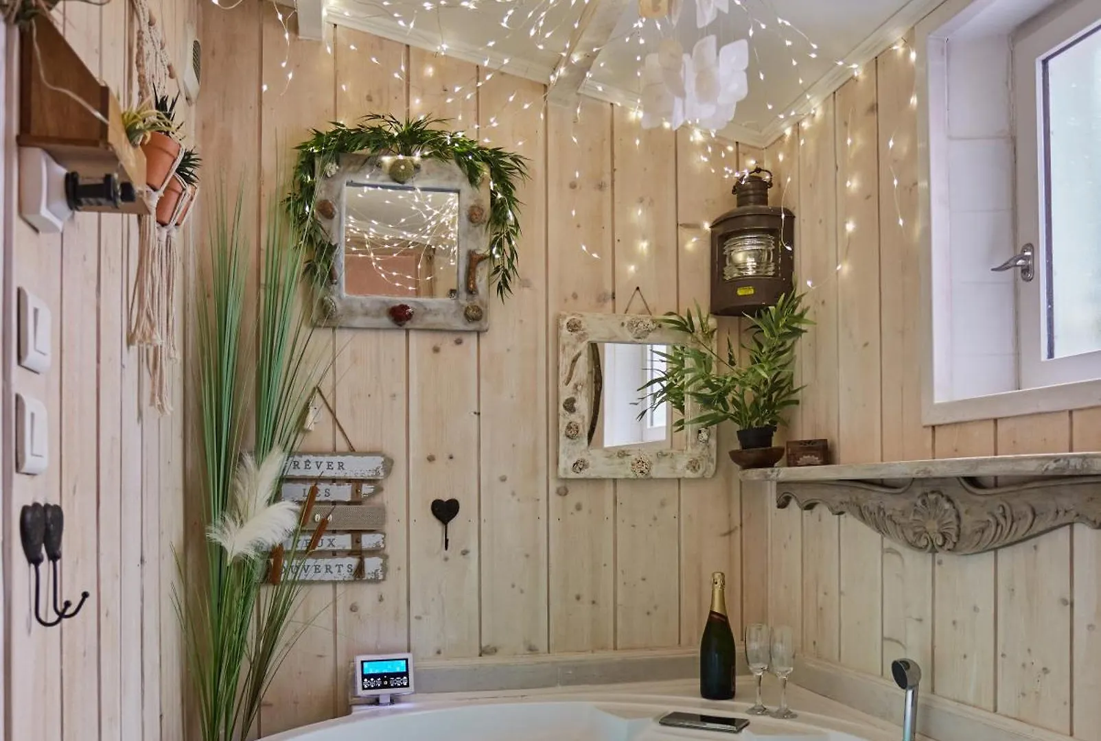 Appart Aix Sauna Jacuzzi Balneo Spa Privatifs Hyper Centre Historique Cour Interieur Aix-en-Provence Apartment